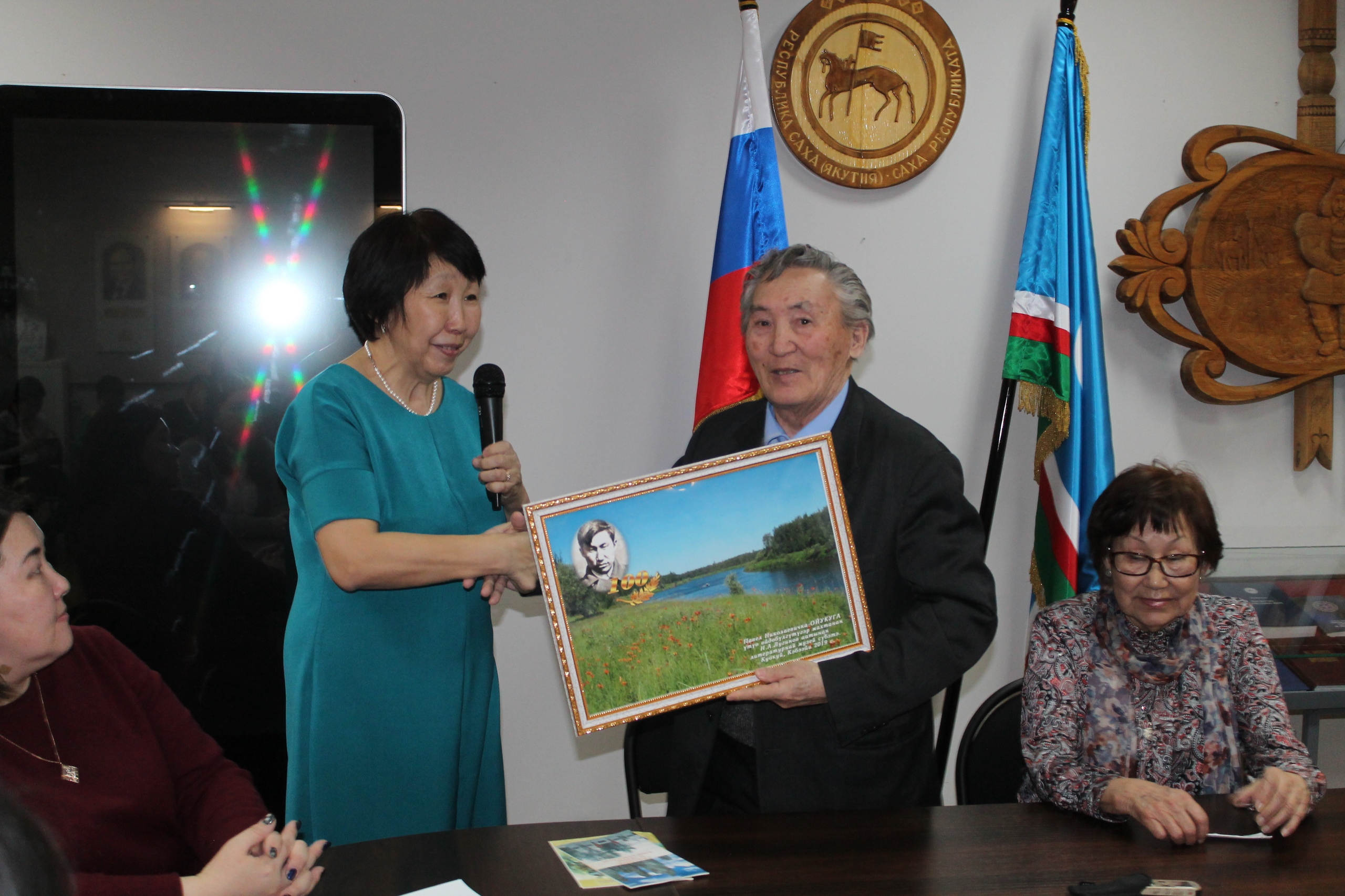 Тимофей Сметанин – олоҕун, айар суолунан ирдиир-көрдүүр литературнай экспедиция Хаҥаластааҕы кыраайы үөрэтэр түмэлгэ кэлэн сылдьан, ыалдьыттаан бардылар.