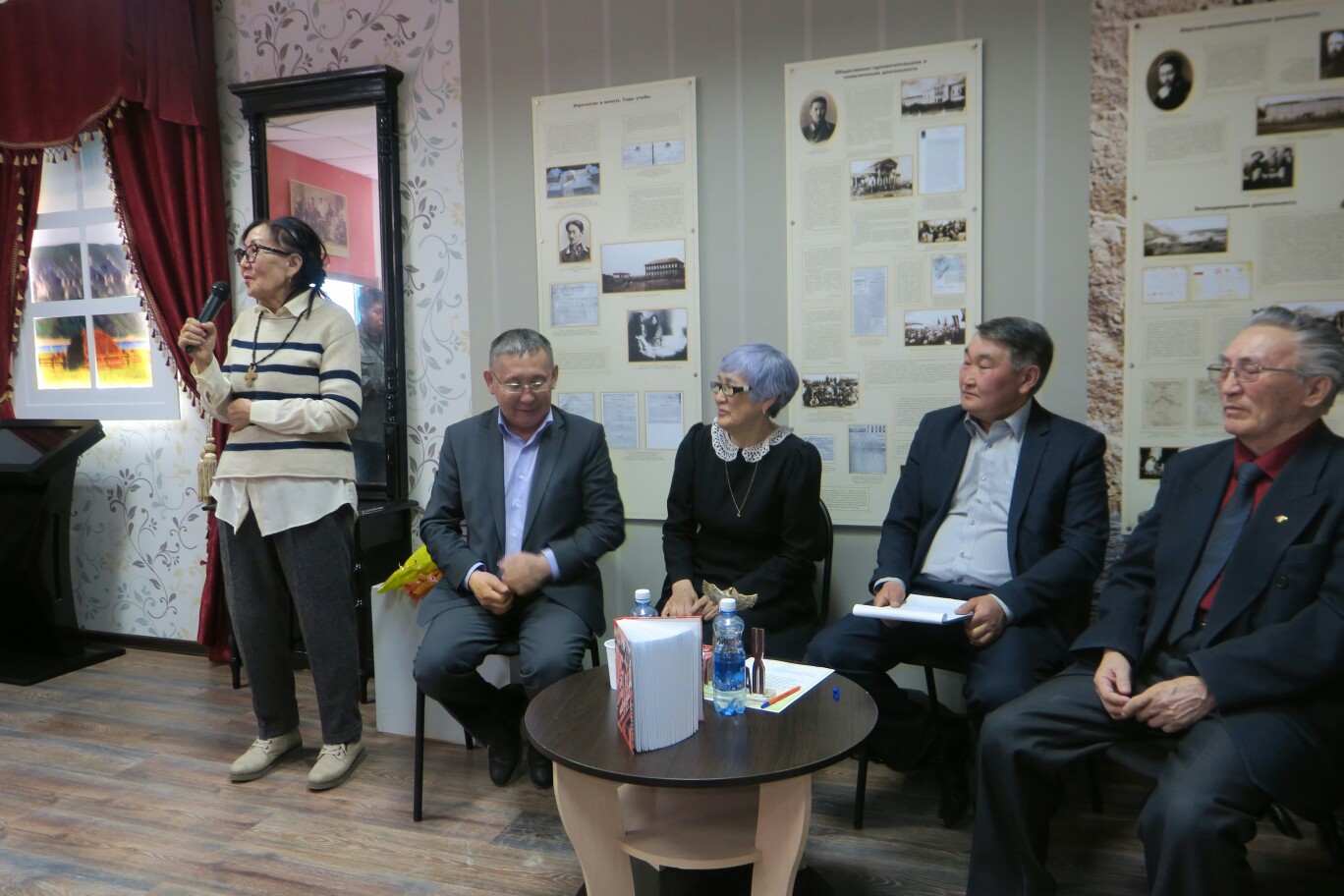 Презентация книги «Наследие» — о трудовых династиях Хангаласского улуса.